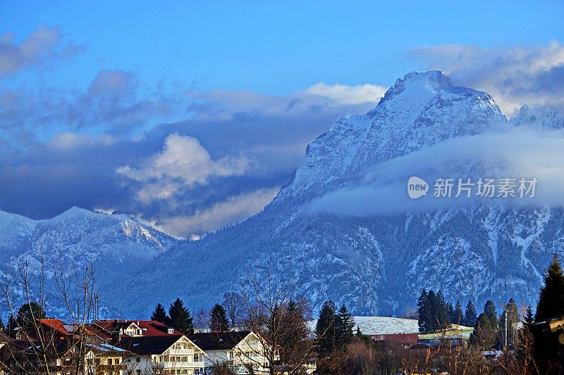 霍芬湖，背景是Säuling, Ost-Allgäu，德国巴伐利亚。